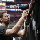 Pau Gasol firma autógrafos.-DARREN WILLIAM ABATE (EFE)