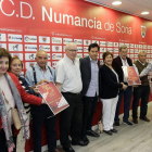 Algunos de los abonados del Numancia nacidos en el año de la fundación del club en 1945 junto al responsable de marketing Javier del Pino.-Luis Ángel Tejedor