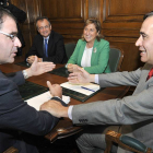 Benjamín Prieto y Antonio Pardo departen en presencia de Luis Carlos Marquesán y Carmen Pobo en la reunión de trabajo de ayer.-VALENTÍN GUISANDE