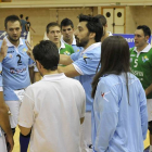 Alfonso Flores se dirige a sus jugadores en un encuentro.-VALENTÍN GUISANDE
