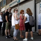 Atenienses hacen cola ayer para retirar dinero de un cajero automático en una sucursal del Banco Nacional de Grecia, en Atenas (Grecia).-Foto: EFE