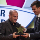 Albert Ferrer recibe el premio al mejor entrenador catalán en noviembre del 2014.-CARLOS MONTAÑÉS