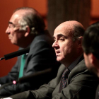 El ministro de de Economía y Competitividad, Luis de Guindos, acompañado por el presidente de Ibercaja, Amado Franco (1i), imparte hoy una conferencia sobre "Realidades y retos de futuro de la economía española", después de participar en varios actos empr-EFE/JAVIER CEBOLLADA
