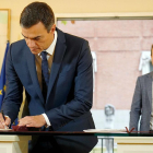 Pedro Sánchez y Pablo Iglesias firman el acuerdo para los Presupuestos Generales del Estado para el 2019.-JOSE LUIS ROCA