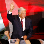 Andrés Manuel López Obrador saluda tras la victoria.-CARLOS JASSO (REUTERS)