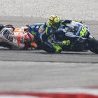 Rossi y Márquez (caído), en el incidente de Sepang del pasado 25 de octubre.-MOTOGP