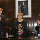 Carlos Martínez Mínguez y Concha Baena aplauden a Eloísa Álvarez.-VALENTÍN GUISANDE