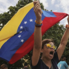 Una detractora de Maduro protesta contra la victoria electoral del dirigente.-FERNANDO LLANO (AP)