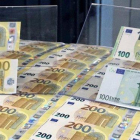 Nuevos billetes de 100 y 200 euros en la imprenta del banco central de Italia.-EFE / JORGE ORTIZ