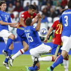 Diego Costa rodeado de contrarios durante el Italia-España del jueves pasado.-REUTERS / STEFANO RELLANDINI
