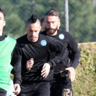 Callejón, en primer plano, seguido de Hamsik, en el entrenamiento del Nápoles de este lunes.-AFP / CARLO HERMANN