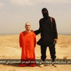 El 'Yihadista John' junto al periodista James Foley, en un vídeo difundido el 19 de agosto.-REUTERS