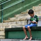 Un niño llora a sus ídolos desaparecidos en el estadio del Chapecoense.-AFP / NELSON ALMEIDA