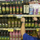 Botellas de aceite de oliva en un supermercado de Barcelona.-JOAN CORTADELLAS