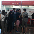 Normalidad en el aeropuerto de El Prat a primera hora de la mañana durante la jornada de huelga convocada por el personal de tierra de Iberia.-JORDI COTRINA (EL PERIÓDICO)