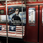 El águila nazi sobrepuesta sobre la bandera de EEUU en la promoción de la serie de Amazon 'The man in the high castle', ayer en el metro de Nueva York.-AFP / SPENCER PLATT