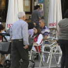 Varias personas pasean, charlan o taman algo en la plaza Herradores. / ÁLVARO MARTÍNEZ-