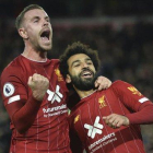 Henderson y Salah celebran el segundo tanto del Liverpol ante el Tottenham.-