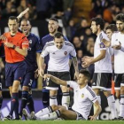 Los jugadores del Madrid protestan al árbitro Sánchez Martínez tras la expulsión de Kovacic en Mestalla.-MIGUEL LORENZO