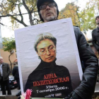 Un hombre sostiene una foto de Politkóvskaya en una concentración en su recuerdo el viernes en Moscú.-AFP / NATALIA KOLESNIKOVA