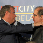 Afectuoso abrazo entre Antonio Silván y Juan Vicente Herrera, ayer en Madrid tras la presentación del presidente de la Junta al alcalde ayer.-ICAL