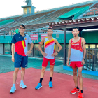 Daniel Mateo con los otros dos maratonianos españoles que competirán el próximo domingo de madrugada en Tokio. HDS