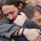 Monedero se fundió en un cariñoso abrazo con el líder de Podemos.-A. CATALÁN