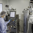 Una investigadora en las instalaciones del laboratorio mAbxience en el Parque Tecnológico de León.-EL MUNDO