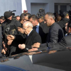 El presidente de Túnez, Béji Caïd Esebsi (centro), sale del hospital Charles Nicol tras visitar a heridos en el atentado del Museo del Bardo.-Foto: EFE