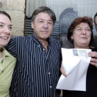 Rocío, Simeón, Águeda y Manuel muestran una fotocopia del décimo del Gordo que les ha dejado 300.000 euros a cada uno. / ÁLVARO MARTÍNEZ-
