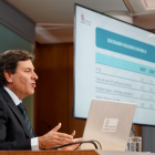 El consejero de Economía y Hacienda y portavoz, Carlos Fernández Carriedo, comparece en rueda de prensa posterior al Consejo de Gobierno.-ICAL