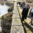 Visita en la mañana de ayer al puente de Andaluz por parte del Procurador del Común para observar su deterioro.-VALENTÍN GUISANDE