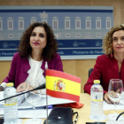 La ministra de Hacienda, María Jesús Montero (izq), junto con la ministra de Política Territorial y Función Pública, Meritxell Batet.-MARISCAL (EFE)