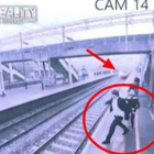 Momento en el que la mujer, detrás del hombre, le agarra del brazo y evita que se tire a la vía de tren.-/ LIVE LEAK / CCTV