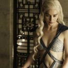 Daenerys Targaryen, interpretada por Emilia Clarke, uno de los personajes más queridos de la serie de la HBO.-Foto: AP / HBO