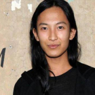Alexander Wang posa junto un cartel de la cadena sueca H&M.-Foto: EL PERIÓDICO