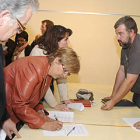 Alcaldes de Pinares firmando el documento en el que piden a Norma continuidad. / V. G. -