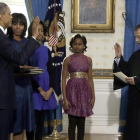 La esposa y las hijas de Obama presencian la jura de este ante John Roberts, presidente del Tribunal Supremo, este domingo en la Casa Blanca.-AP