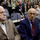 Los exdictadores argentinos Reinaldo Bignone (izq) y Jorge Rafael Videla (centro), en un juicio en Buenos Aires, en febrero del 2011.-LEO LA VALLE