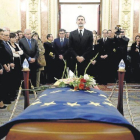 3El rey Felipe VI, ayer, en la capilla ardiente del expresidente del Congreso Manuel Marín instalada en el salón de los pasos perdidos de la Cámara baja-EFE