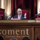 El ministro de Hacienda, Cristóbal Montoro, junto al presidente de Foment del Treball, Joaquim Gay de Montellá (a la derecha de la imagen), en un acto en mayo del 2016.-RICARD FADRIQUE