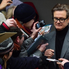 El actor Colin Firth, firmando autógrafos en el estreno de 'El editor de libros'.-AFP / JOHN MACDOUGALL