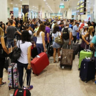 Pasajeros en el aeropuerto de Barcelona-El Prat.-