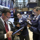 Agentes de bolsa en Wall Street, atentos ayer a la evolución de los mercados.-EFE / ANDREW GOMBERT