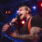 Jesse Hughes, de Eagles of Death Metal, en el concierto con el que ha iniciado su gira europea en Estocolmo.-AFP / VILHELM STOKSTAD