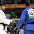 El judoca israelí Or Sasson trata de dar la mano, sin éxito, al egipcio Islam El Shehaby tras derrotarle en los Juegos de Río.-EL PERIÓDICO