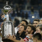 River alzando la Copa Libertadores en el Santiago Bernabéu.-EL PERIÓDICO