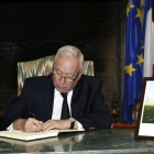 El ministro de Asuntos Exteriores, José Manuel García-Margallo, firma en el libro de condolencias instalado en el vestíbulo de la residencia del embajador de Francia en España, Yves Saint-Geours, tras los atentados terroristas de ayer en París.-EFE/Zipi