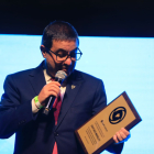 Santiago Morales recogiendo el premio como mejor dirigente del fútbol de Ecuador. CD Numancia