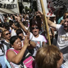 Un grupo de personas se manifiestan en el centro de Buenos Aires, en protesta por los despidos masivos de trabajadores estatales, este miércoles.-EFE / DAVID FERNÁNDEZ
